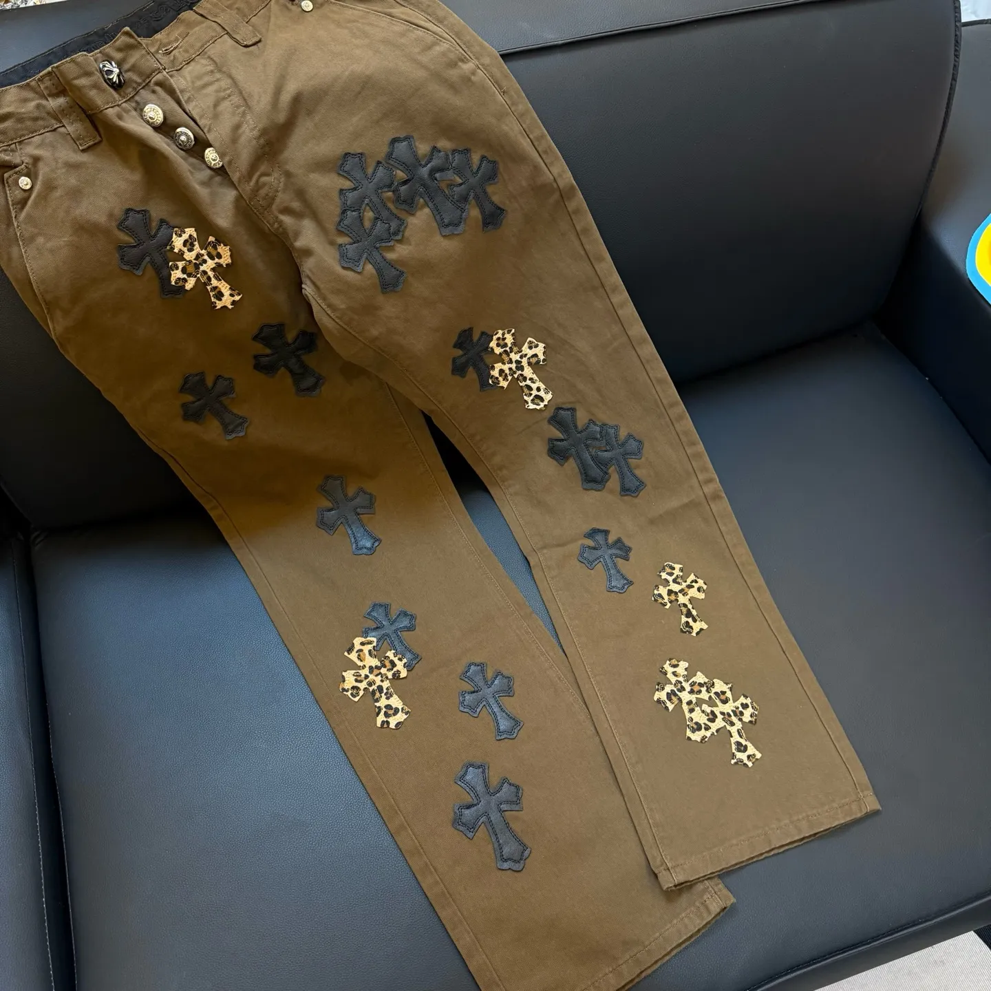 P280 model number: D336 Chrome Hearts CH Chrome Hearts brown leopard print leather jeans exude uninhibited personality and unique charm. Every wear and tear is carefully designed to present a unique artistic feel. Imported denim fabric is selected, and after ultra-heavy industrial washing and destruction treatment, the trousers show a super cool effect on the upper body. This is not only a pair of jeans, but also an expression of attitude. With its unique design concept and ultimate pursuit of details, Croxin breaks traditional boundaries and defines the jeans trend in the new era. The trousers are made of double-layer woven fabric and matched with customized hardware, showing an incomparably beautiful and unique style, making every wearer the focus of fashion. Imported denim fabric, super heavy-duty washed and damaged, the upper body is super cool! Customized hardware, incomparably good-looking model. The production process is difficult. It has a high-street feel. Color: Brown Size: S M L